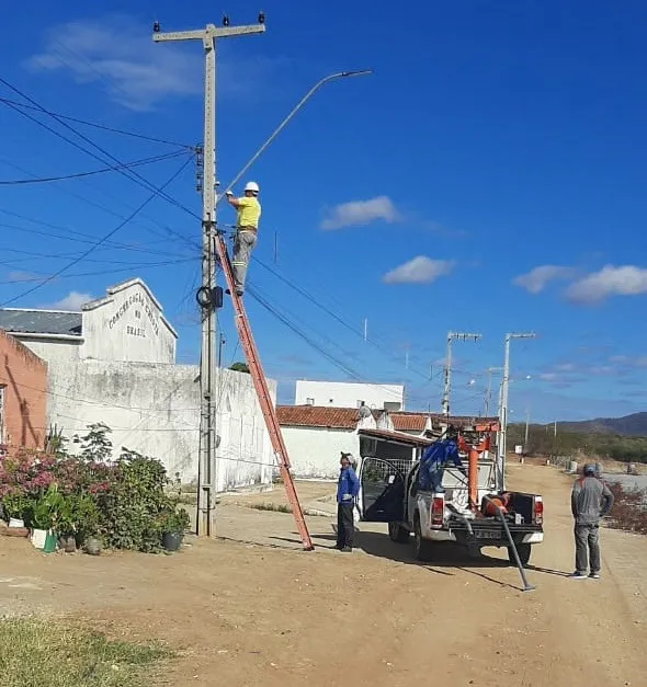 Seinfra realiza ações de manutenção, limpeza e iluminação em bairros de Patos e no Distrito de Santa Gertrudes