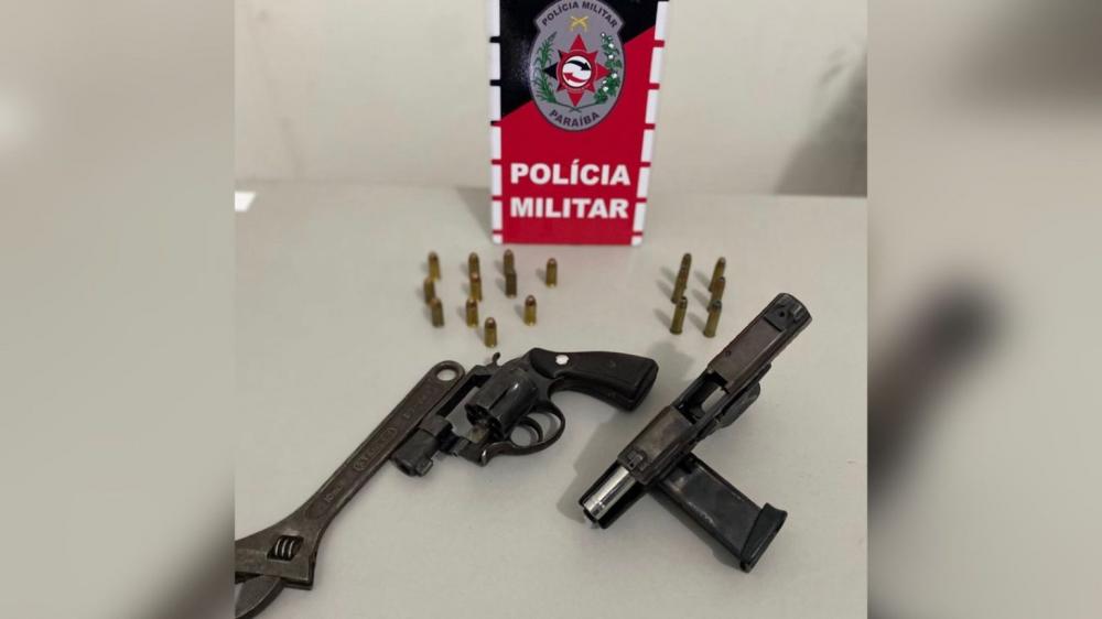 Polícia Militar apreende duas armas de fogo e prende três suspeitos, em Patos