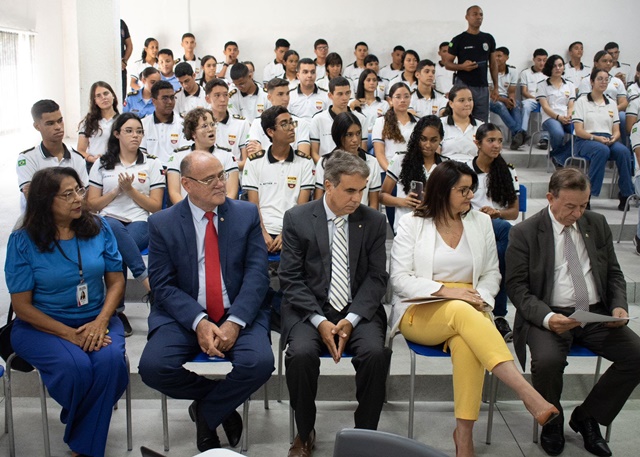 Alunos de escolas estaduais participam de concurso de redação sobre adoção 
