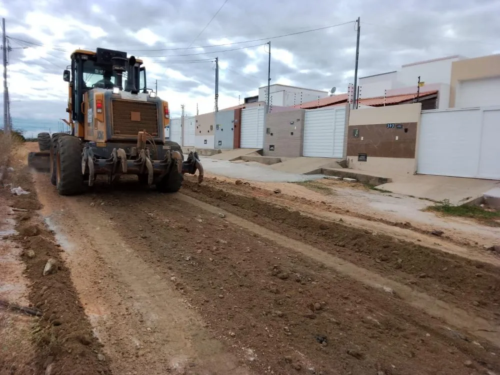 Prefeitura de Patos realiza serviços de infraestrutura em diversos bairros