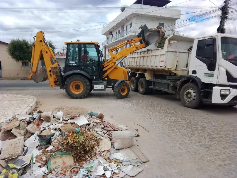Seinfra realiza mutirão de serviços urbanos em vários bairros de Patos 