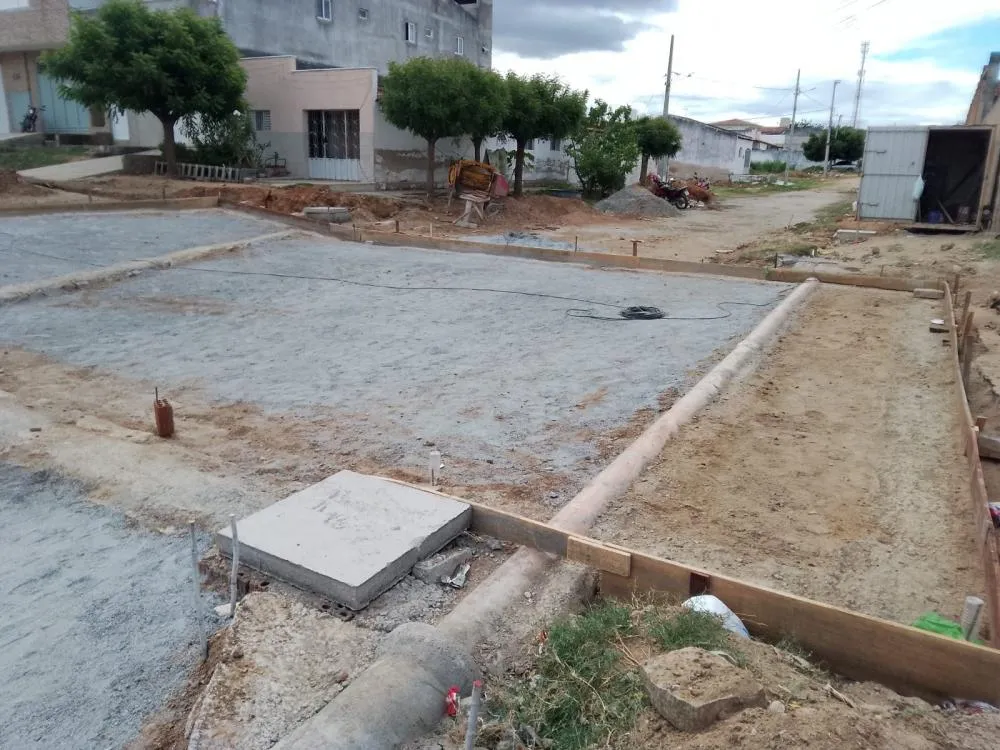 SEINFRA realiza pavimentação em paralelepípedo e obra de passagem molhada na Maternidade, além de outros serviços em Patos