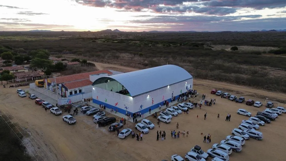 Prefeitura entrega quadra coberta e fortalece esporte na comunidade Campo Comprido