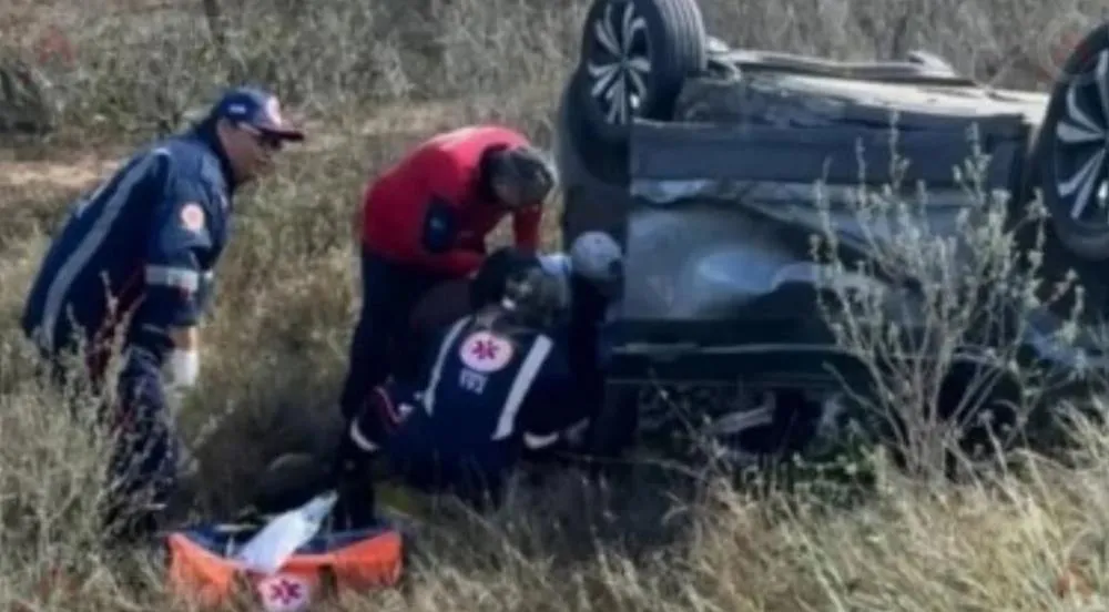 Bebê de 1 ano morre após carro capotar em rodovia, na Paraíba