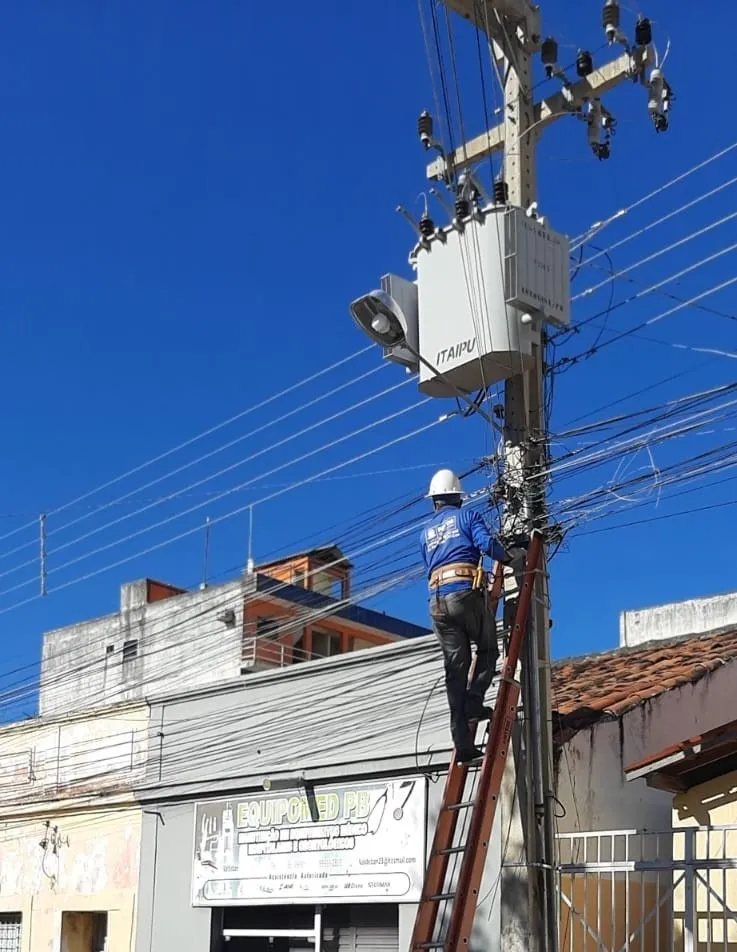Seinfra realiza reposição de iluminação e desobstrução de galerias em diversos bairros de Patos