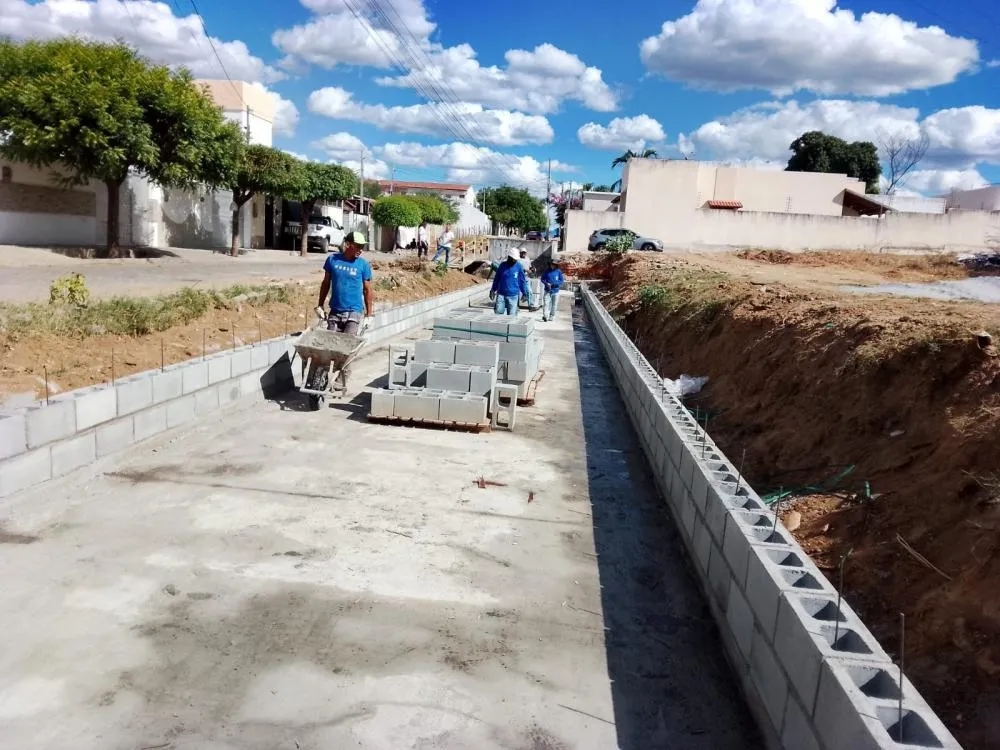 Ligação entre ruas na Maternidade avança e SEINFRA atua em vários bairros de Patos