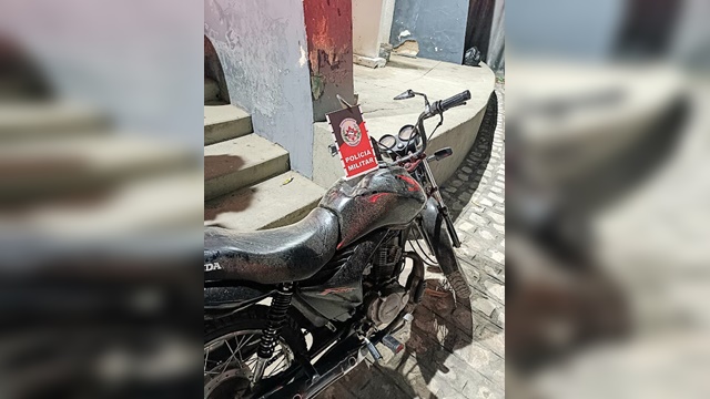 POLÍCIA MILITAR PRENDE INDIVIDUO POR DIREÇÃO PERIGOSA E PORTE DE ENTORPECENTE NA CIDADE DE CAJAZEIRAS -PB