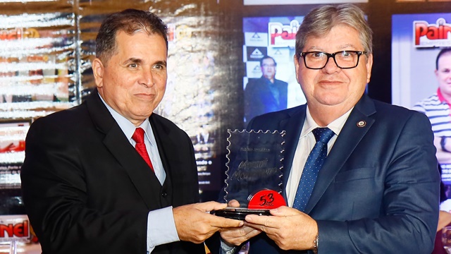 João Azevêdo recebe homenagem da revista Painel Empresarial em reconhecimento ao trabalho pelo desenvolvimento econômico da Paraíba