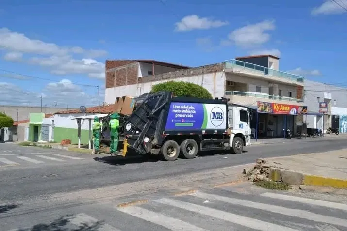 Coleta de lixo em Patos segue cronograma regular atendendo todos os bairros e o Distrito de Santa Gertrudes