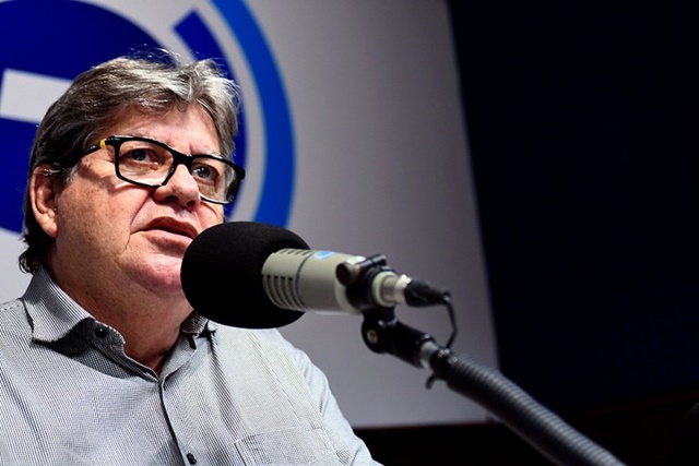João Azevêdo anuncia R$ 930 milhões em pagamentos da antecipação do 13º e da folha de maio