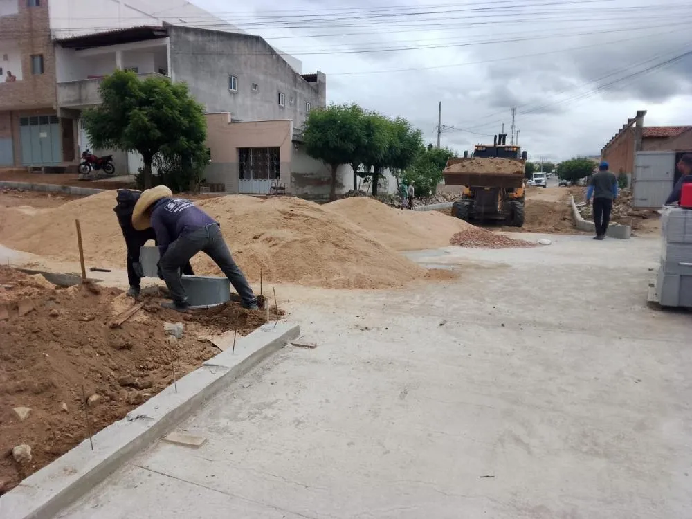 Obra de ligação entre ruas no bairro Maternidade avança com pavimentação e passagem molhada
