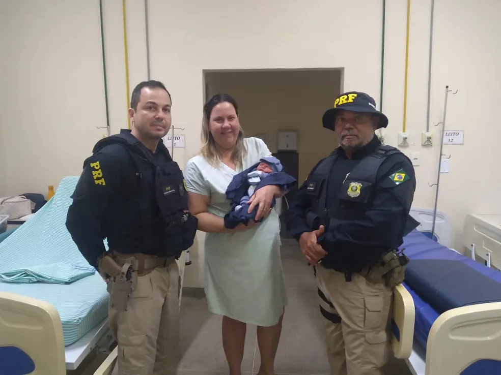 Bebê nasce dentro de carro com ajuda de agentes da PRF, na Paraíba