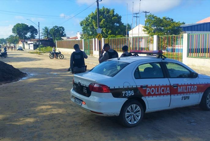 Homem é assassinado com tiros na cabeça em frente à creche, na Paraíba