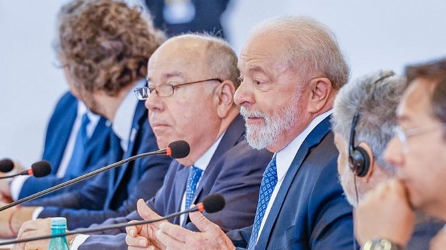 Lula propõe moeda comum em cúpula com líderes da América do Sul