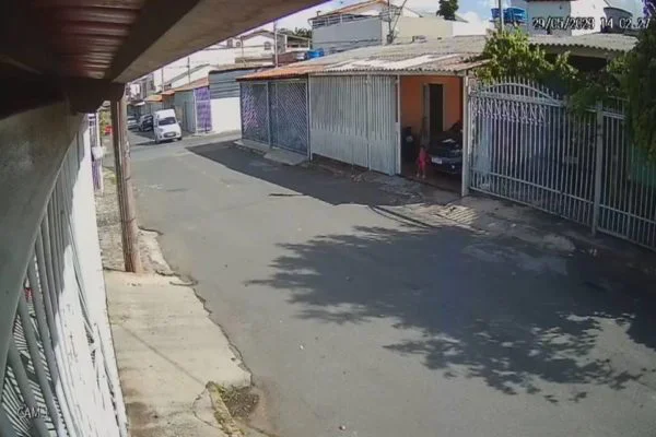 Vídeo: bebê é atropelada pelo carro do pai e sai sem ferimentos graves