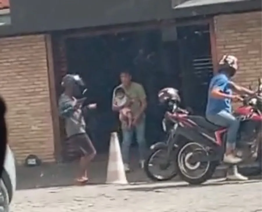 Homem com bebê no colo é assaltado sob mira de arma em João Pessoa