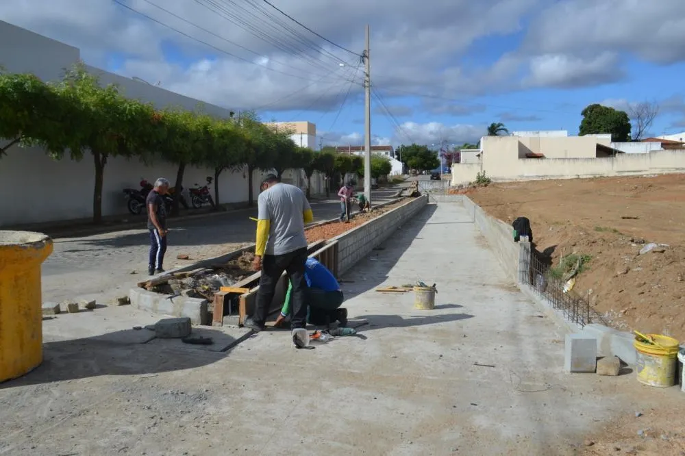 SEINFRA intensifica serviços de manutenção e limpeza em diversos bairros de Patos
