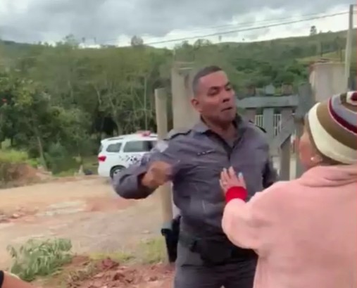 Vídeo: PM dá soco no rosto de idosa de 70 anos e gera revolta na web