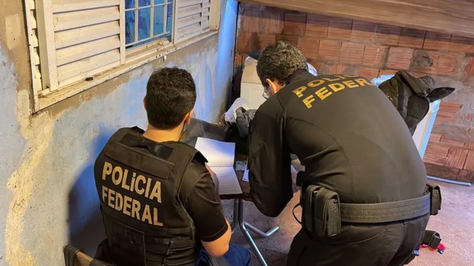 PF apreende celulares e cartões em operação contra fraudes bancárias em Campina Grande e mais 16 estados
