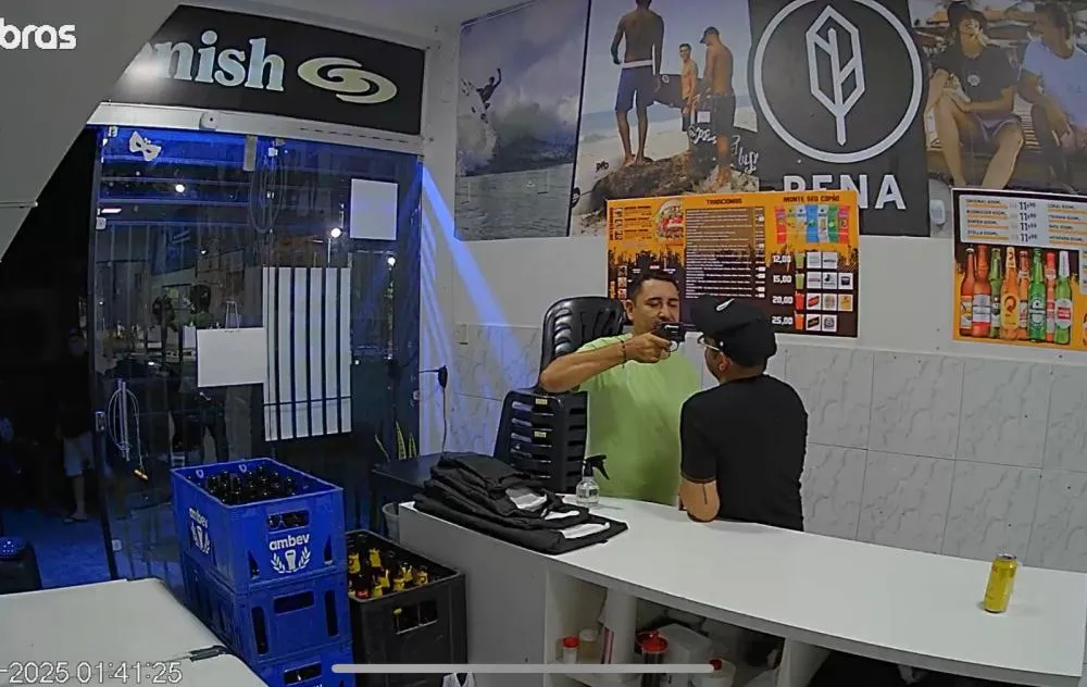 Homem é morto com tiros na cabeça em loja de conveniência após discussão, na Paraíba