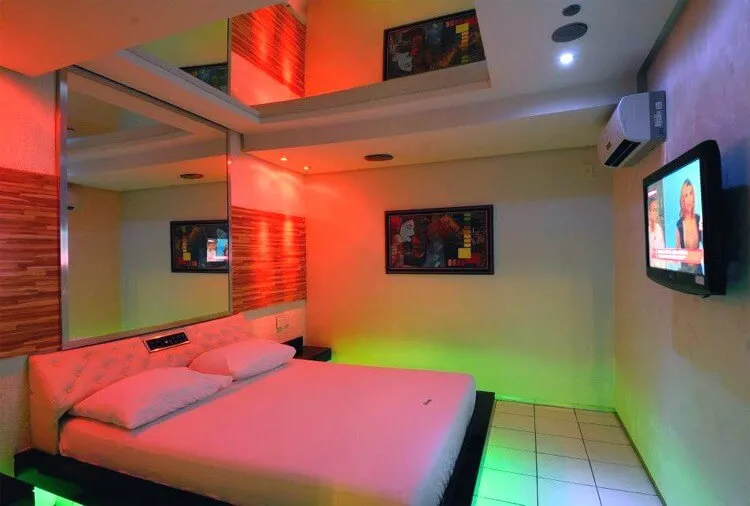 Festa no motel termina com polícia e prisão por não pagar a conta