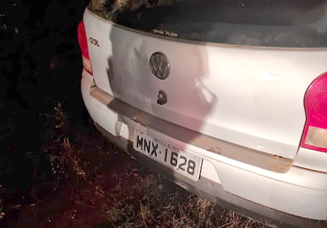 Carro é tomado de assalto, no alto sertão, e durante ocorrência elementos em outro carro atiram contra policiais