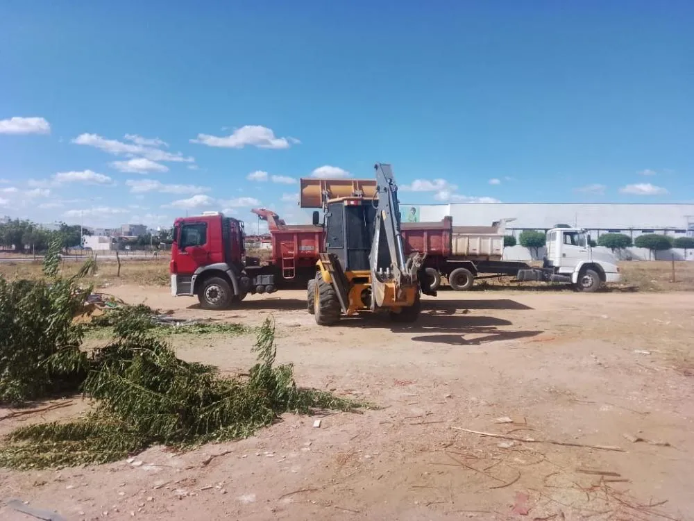 SEINFRA realiza serviços de limpeza, retirada de entulhos e manutenção de galerias em bairros de Patos