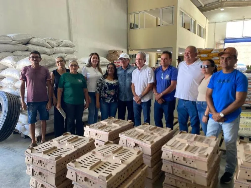 Prefeitura de Patos realiza mais uma etapa de entrega de pintos caipira para agricultores e agricultoras
