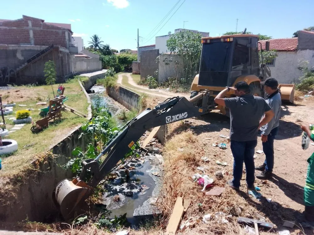 SEINFRA realiza ações de manutenção, limpeza e obras em diversos bairros de Patos