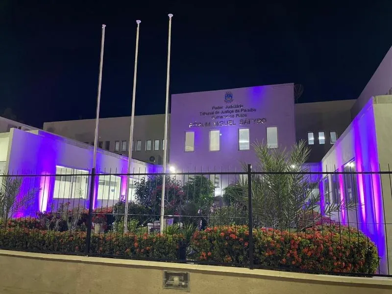Parceria entre a Prefeitura de Patos e o TJPB leva iluminação do Agosto Lilás ao Fórum Miguel Sátyro