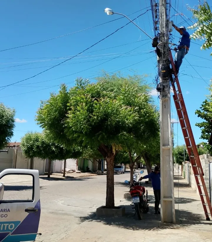SEINFRA realiza manutenção na rede de iluminação pública e limpeza em bairros de Patos