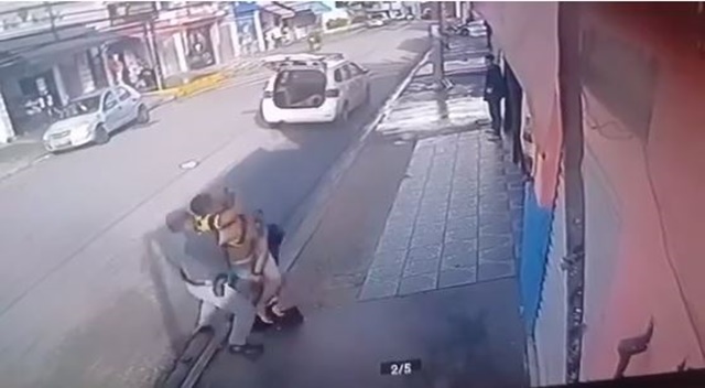 Vídeo: Homem rouba arma de policial durante abordagem na Zona Leste de SP, atira contra dois agentes e foge