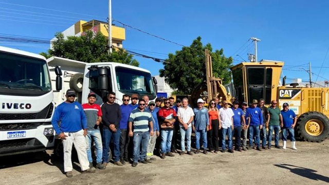 Secretaria de Agricultura inicia programa de recuperação das estradas, apoio a construção de silos e realização de roço da zona rural
