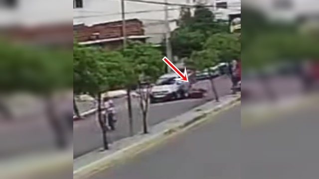 Vídeo: Motociclista é atropelado por carro e fica ileso na cidade de Sousa