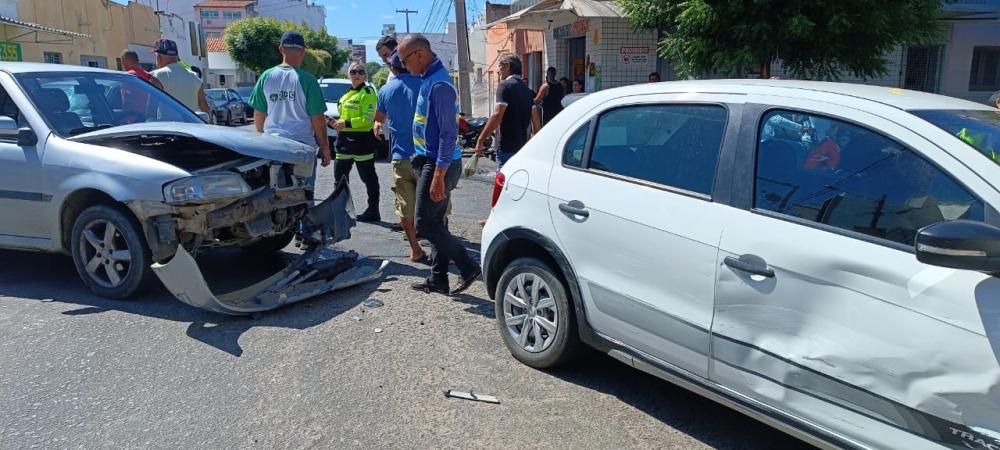 Vídeo: ACIDENTE AUTOMOBILÍSTICO NO CENTRO DE PATOS RESULTA APENAS EM DANOS MATERIAIS