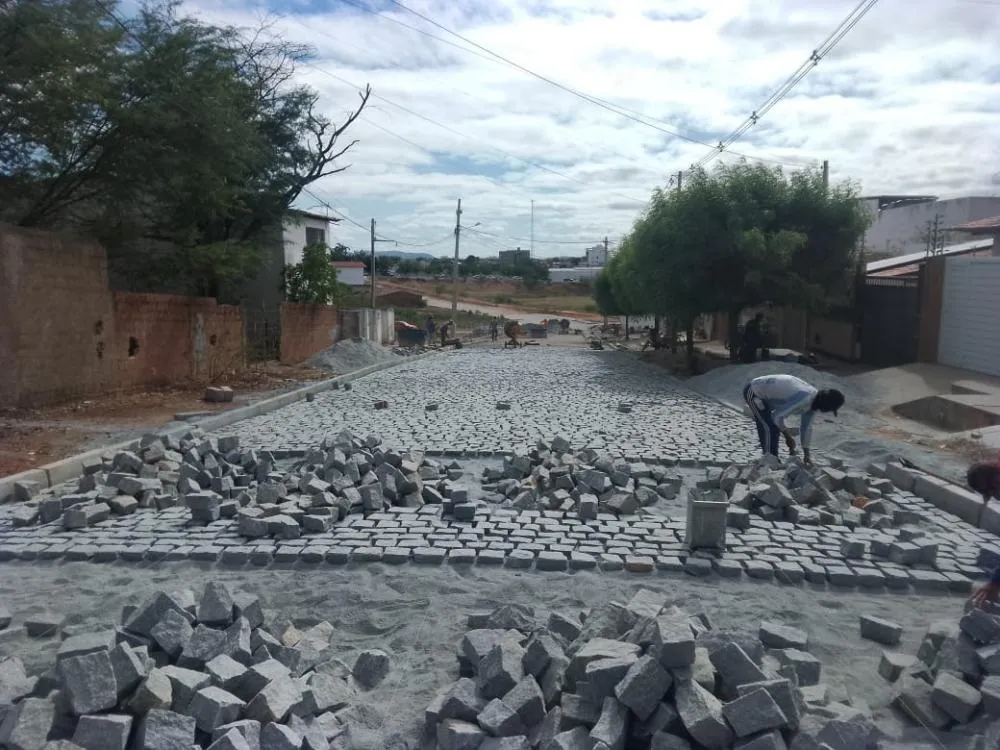 SEINFRA intensifica serviços de infraestrutura e manutenção em diversos bairros de Patos