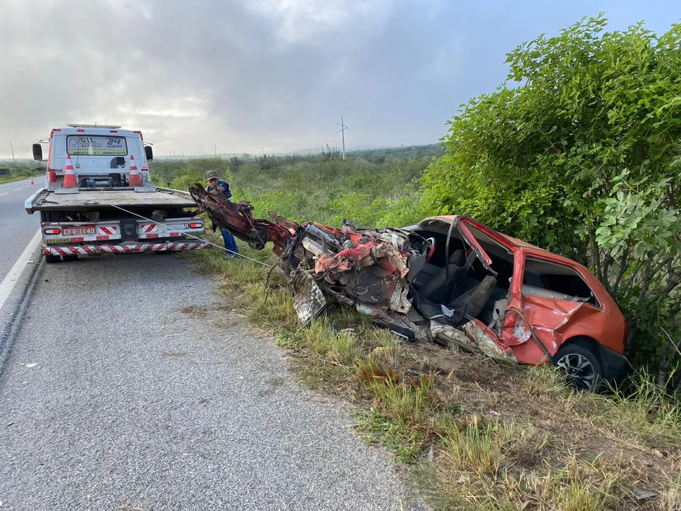 Acidente na BR-230 deixa carro destruído e uma pessoa ferida, na PB