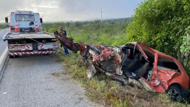 Acidente deixa carro destruído e pessoa ferida, na BR-230 na manhã dessa sexta-feira, dia 02/06