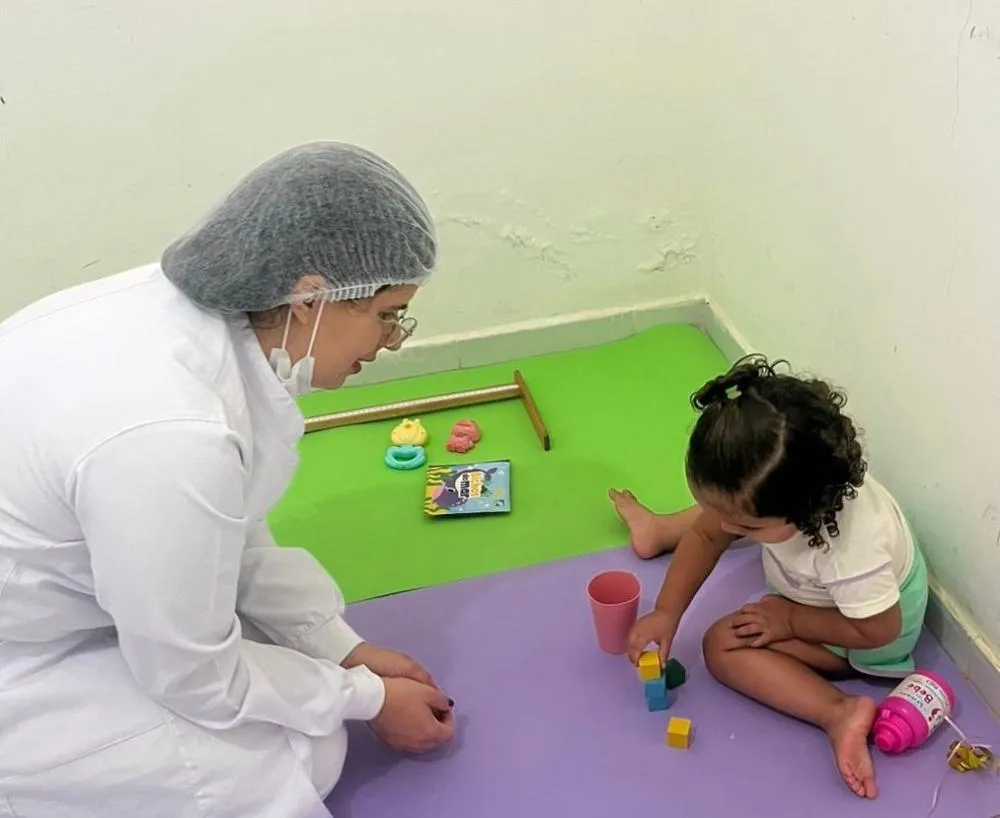 Patos fortalece cuidados na primeira infância com uso de kit de neurodesenvolvimento nas Unidades Básicas de Saúde