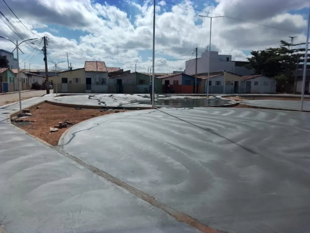 Prefeitura de Patos conclui piso da primeira Praça da Infância no bairro das Placas