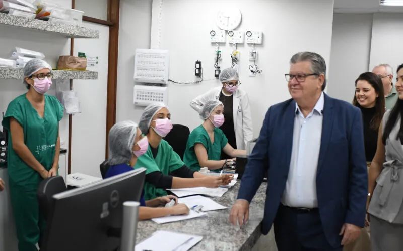 Governador João Azevêdo recebe alta após 24h de cirurgia e já se recupera em casa
