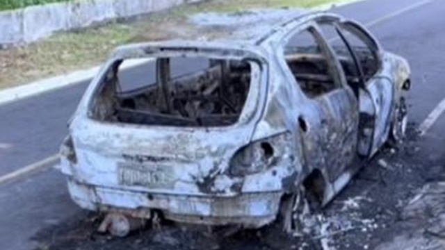 Carro ficou completamente destruído após pegar fogo na madrugada desse domingo (4) na capital