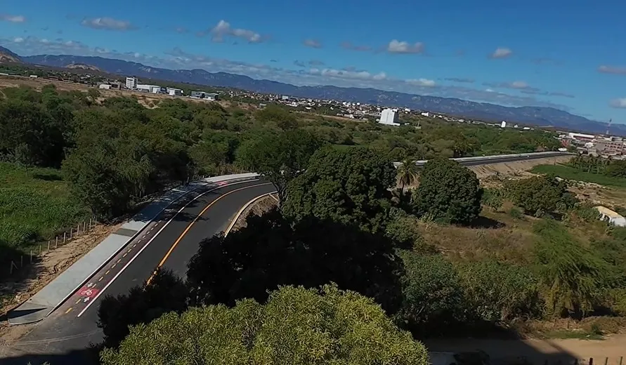Prefeitura inicia instalação de luminárias de LED alimentadas por energia solar na Avenida Lagoa dos Patos
