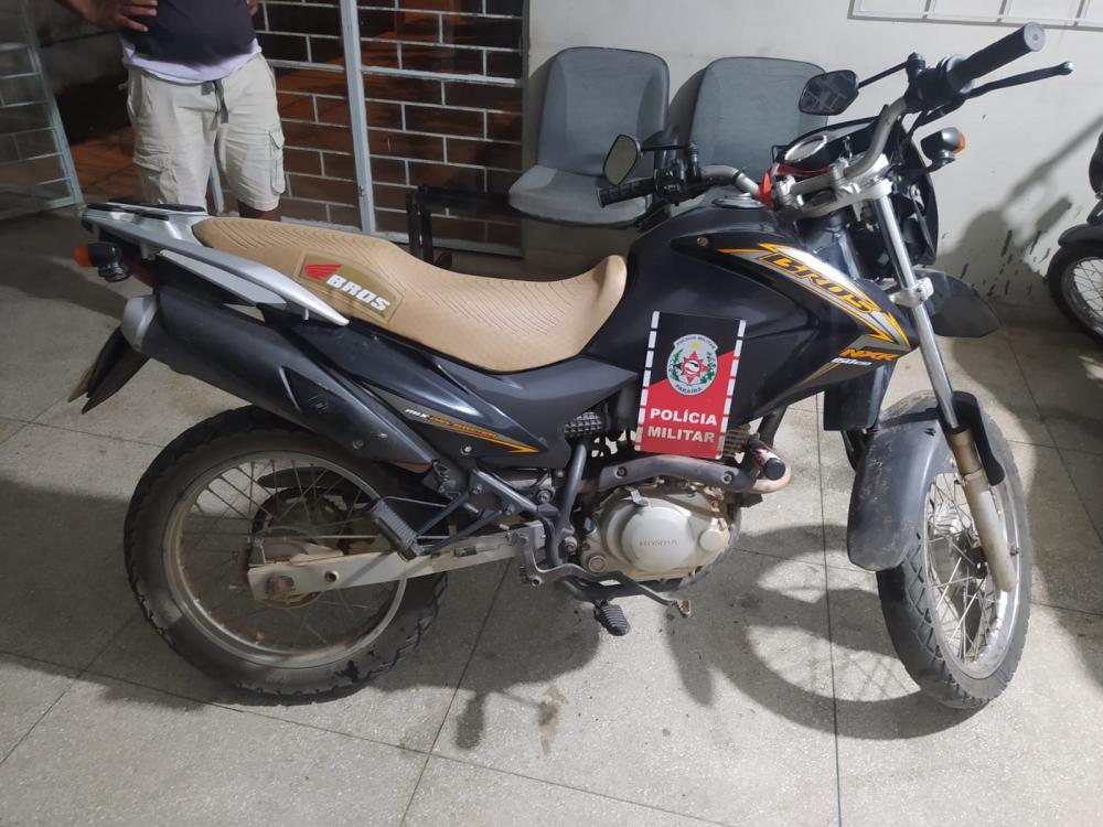 POLÍCIA MILITAR APREENDE MOTOCICLETA COM SINAIS IDENTIFICADORES ADULTERADOS EM CACIMBAS-PB