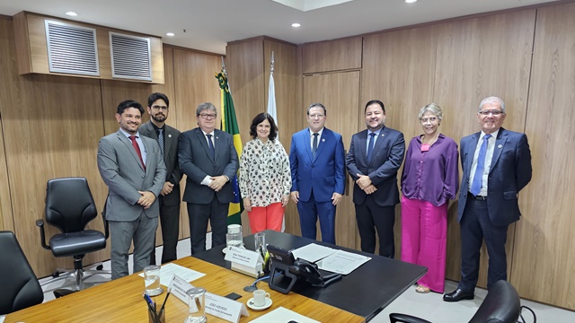 João Azevêdo discute pagamento do piso da enfermagem e destaca êxito dos programas Opera Paraíba e Coração Paraibano no Ministério da Saúde