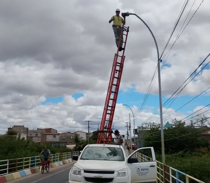 Patos avança com manutenção urbana: SEINFRA realiza melhorias em Iluminação, saneamento e limpeza