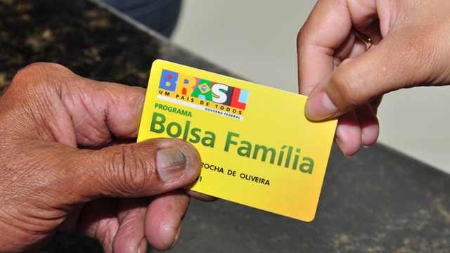Bolsa Família terá extra de R$ 50 para gestantes e adolescentes neste mês; veja calendário
