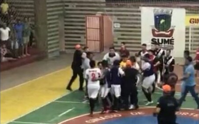 Vídeo: Confusão durante campeonato de futsal em Sumé tem direito a mata leão