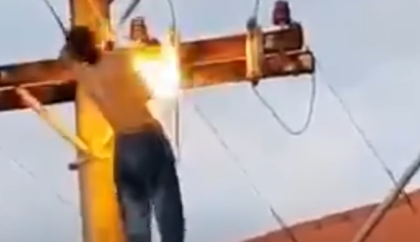 VEJA VÍDEO: Homem embriagado sobe em poste, leva choque e cai
