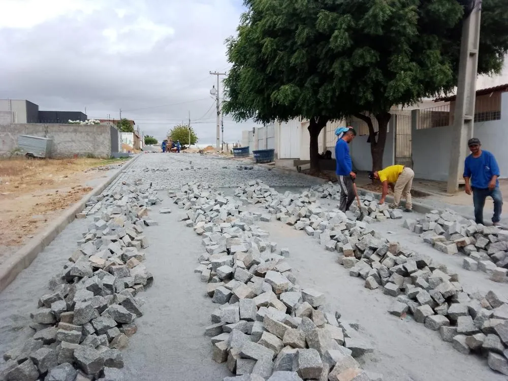 Prefeitura de Patos realiza diversos serviços de infraestrutura em bairros da cidade